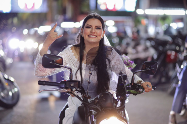 De véu e capacete: Capital Moto Week celebra casamentos à moda de Las Vegas