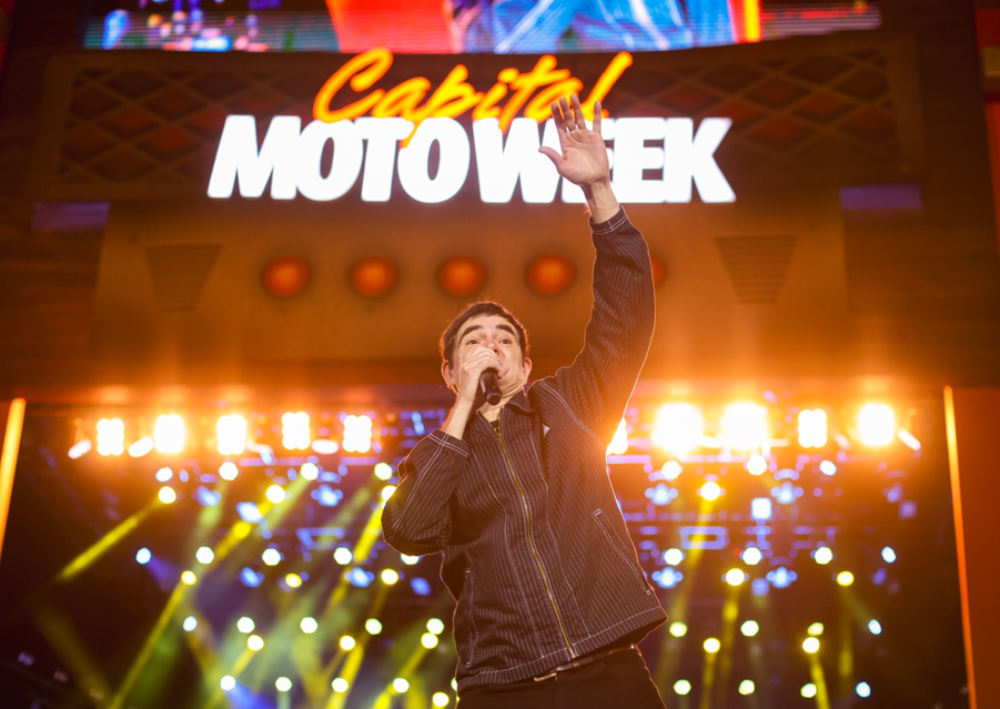 Samuel Rosa encerra primeiro fim de semana do Capital Moto Week com estreia emocionante