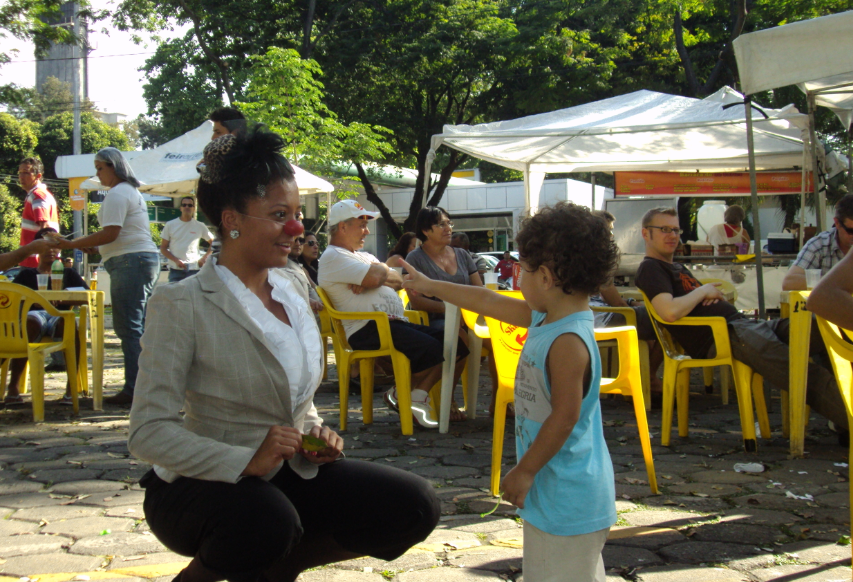 Grupo Nutra Teatro leva intervenções de rua a 15 Regiões Administrativas do DF