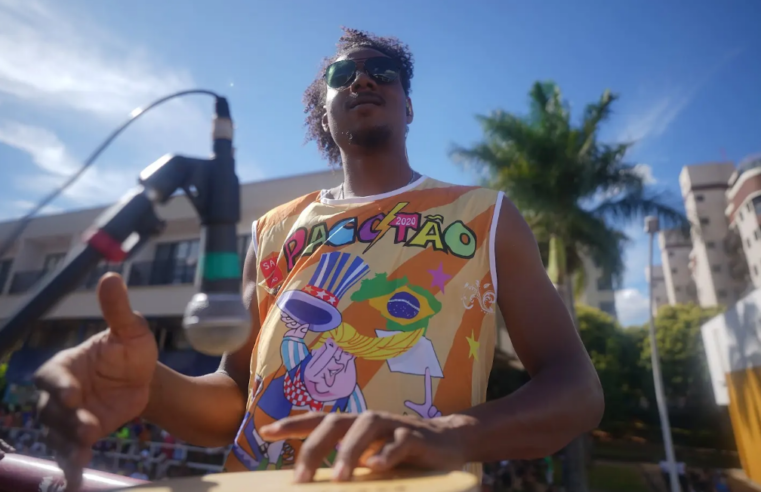 Pacotão volta às ruas no DF Folia 2026 com tradição, ironia e desfile na contramão