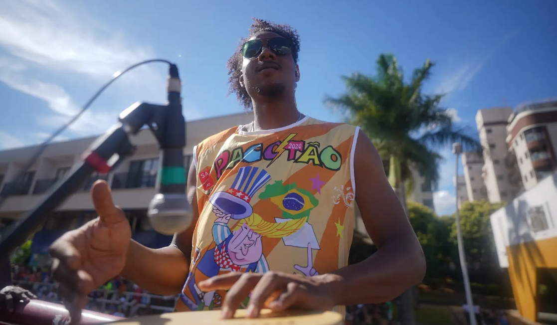 Pacotão volta às ruas no DF Folia 2026 com tradição, ironia e desfile na contramão