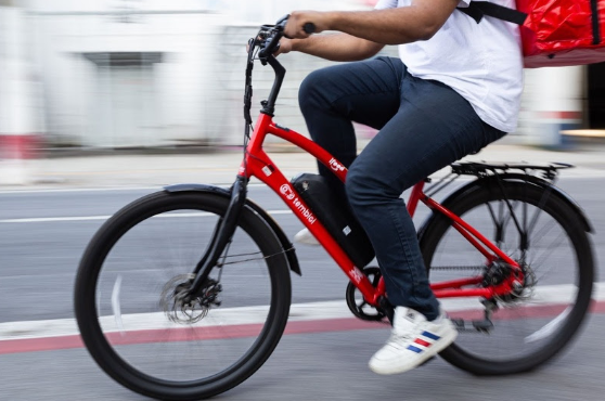 iFood amplia mobilidade elétrica em Brasília com cem novas bikes para entregadores