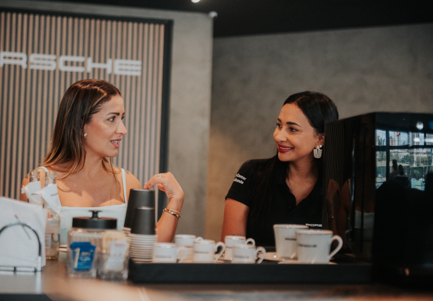 Porsche Center Campo Grande celebra mês da mulher com experiências que traduzem a essência da marca