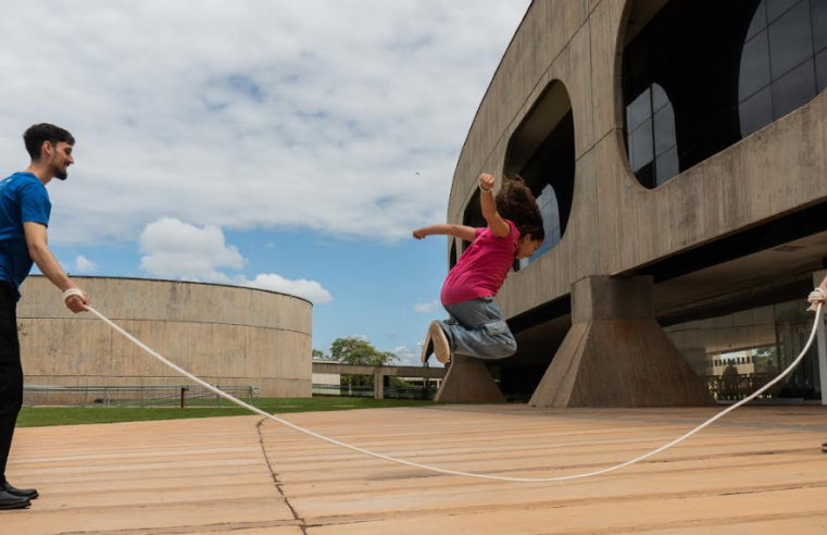 CCBB Brasília celebra o Dia Mundial do Brincar com circuito lúdico nos jardins