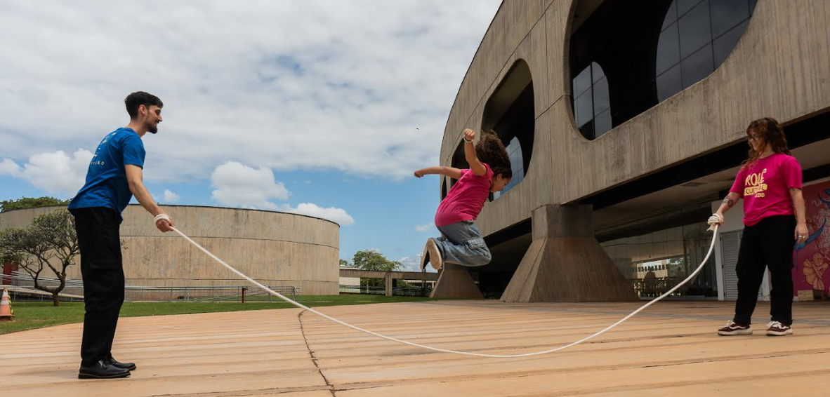 CCBB Brasília celebra o Dia Mundial do Brincar com circuito lúdico nos jardins