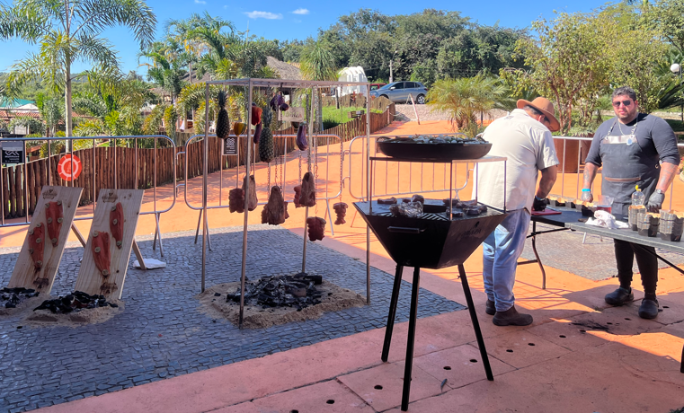 Experiência gastronômica all inclusive com costela na brasa, chopp liberado e lazer completo movimenta resort a 55 km de Belo Horizonte