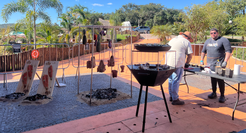 Experiência gastronômica all inclusive com costela na brasa, chopp liberado e lazer completo movimenta resort a 55 km de Belo Horizonte