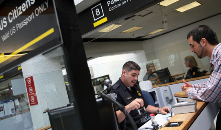 Vai viajar para os EUA? Confira 6 perguntas da imigração que vale a pena treinar em inglês