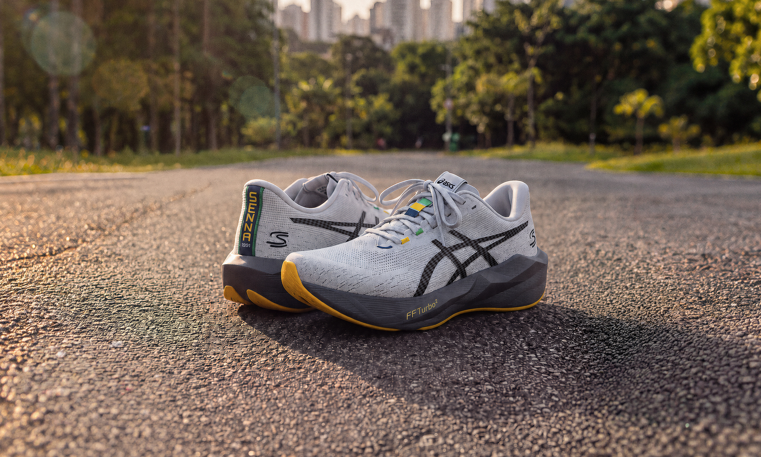 ASICS lança nova coleção em parceria com a Marca Senna inspirada nas vitórias de Ayrton Senna em Interlagos